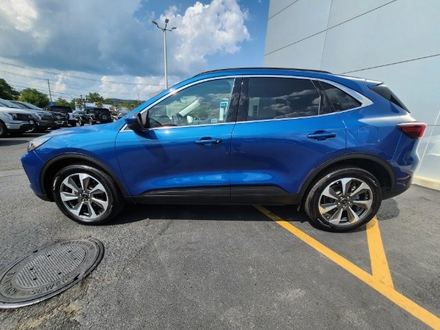 Used 2023 Ford Escape Platinum w/ Premium Technology Package image 4