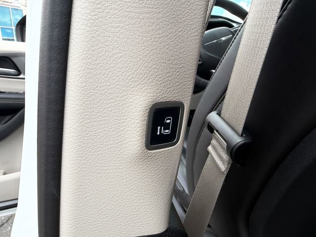 Used 2023 Chrysler Pacifica Touring-L image 24