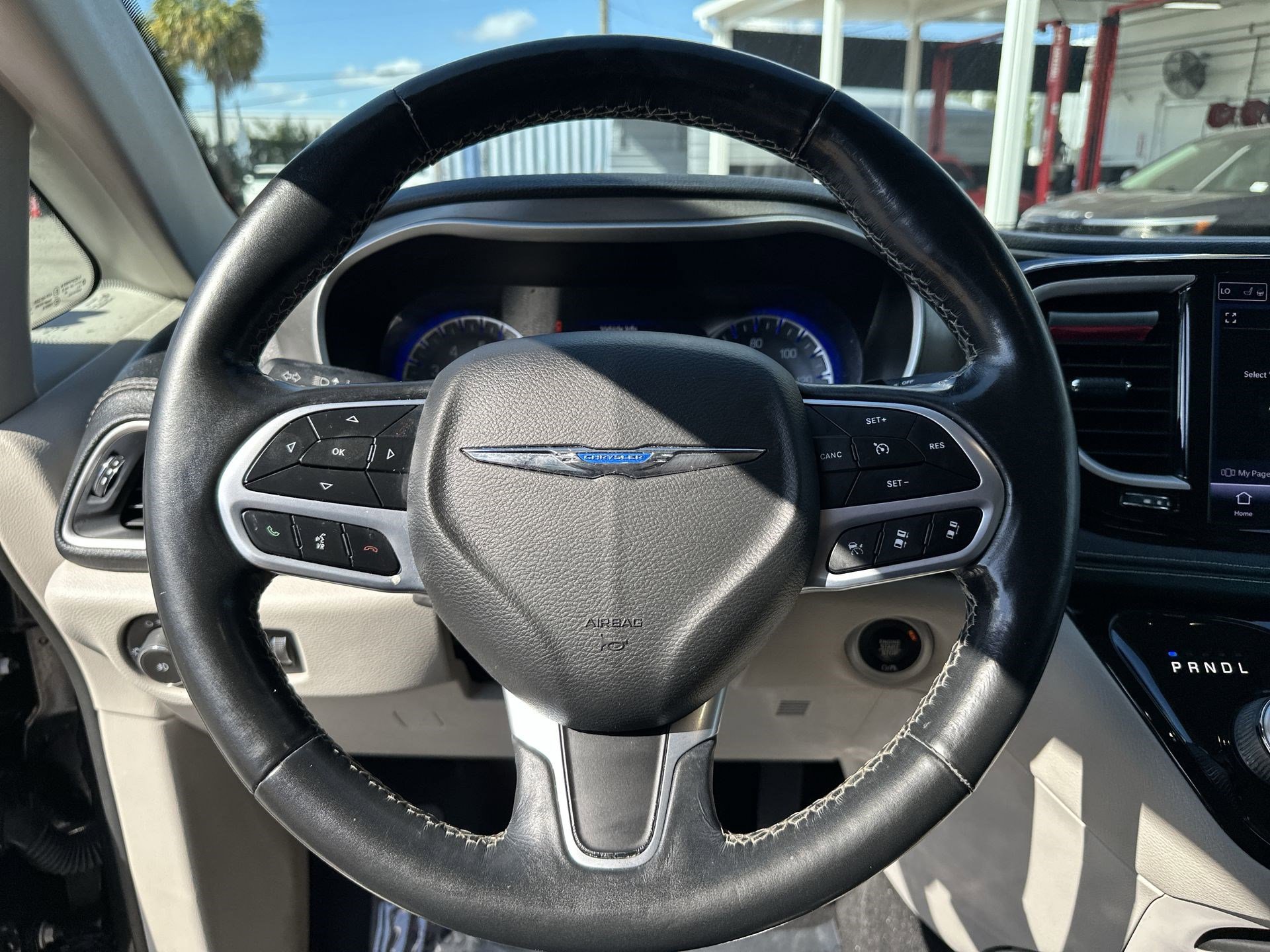Used 2021 Chrysler Pacifica Touring-L FWD image 11