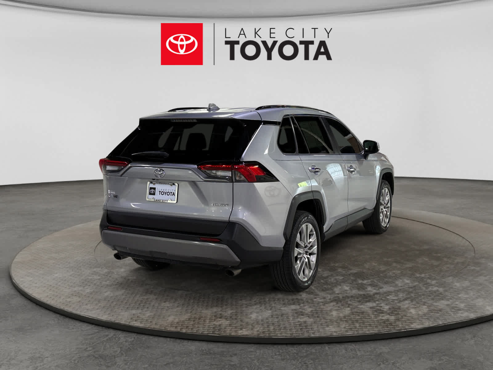 Used 2019 Toyota RAV4 Limited w/ Cold Weather Package FWD image 9