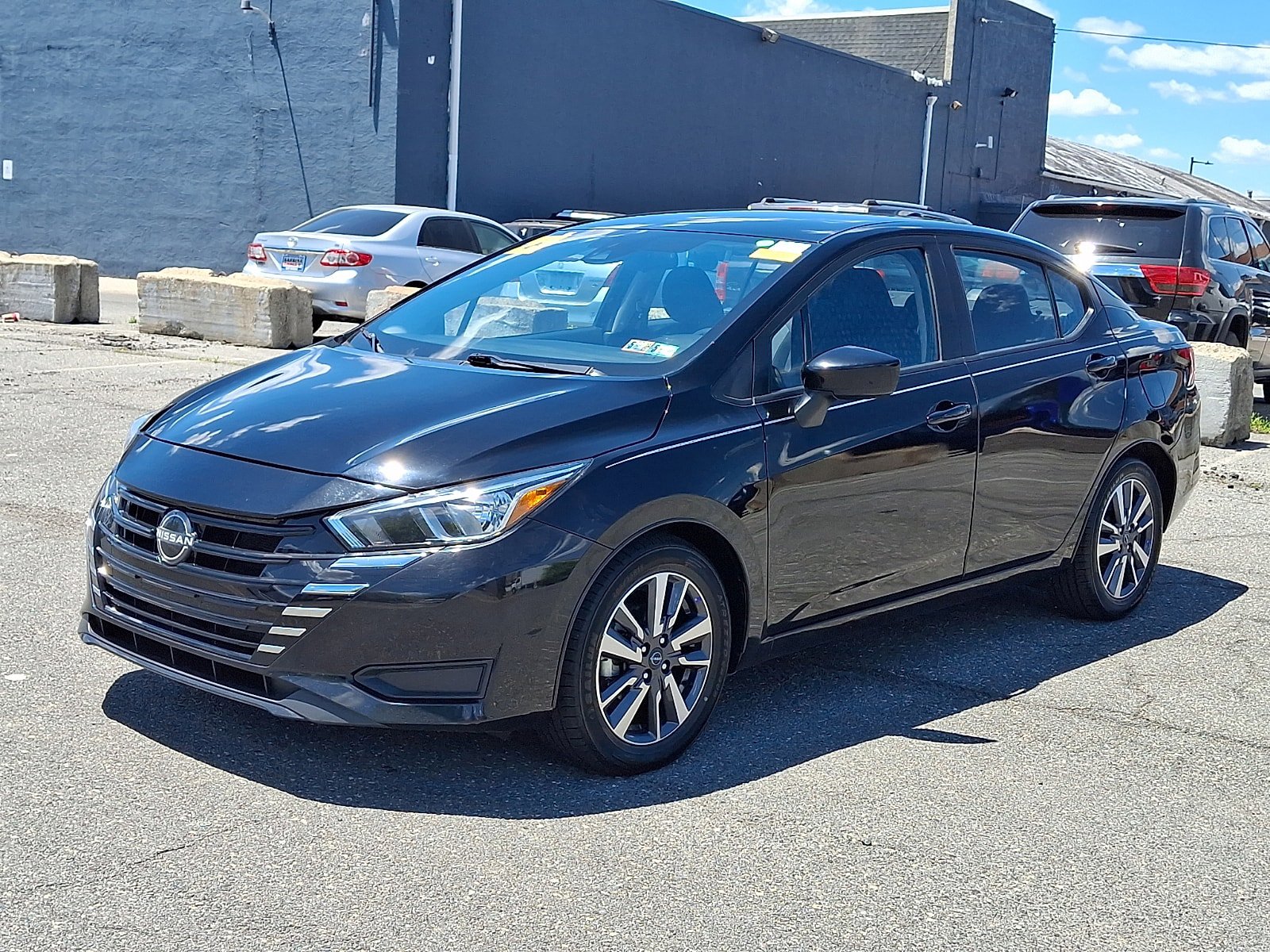Used 2023 Nissan Versa SV FWD image 3