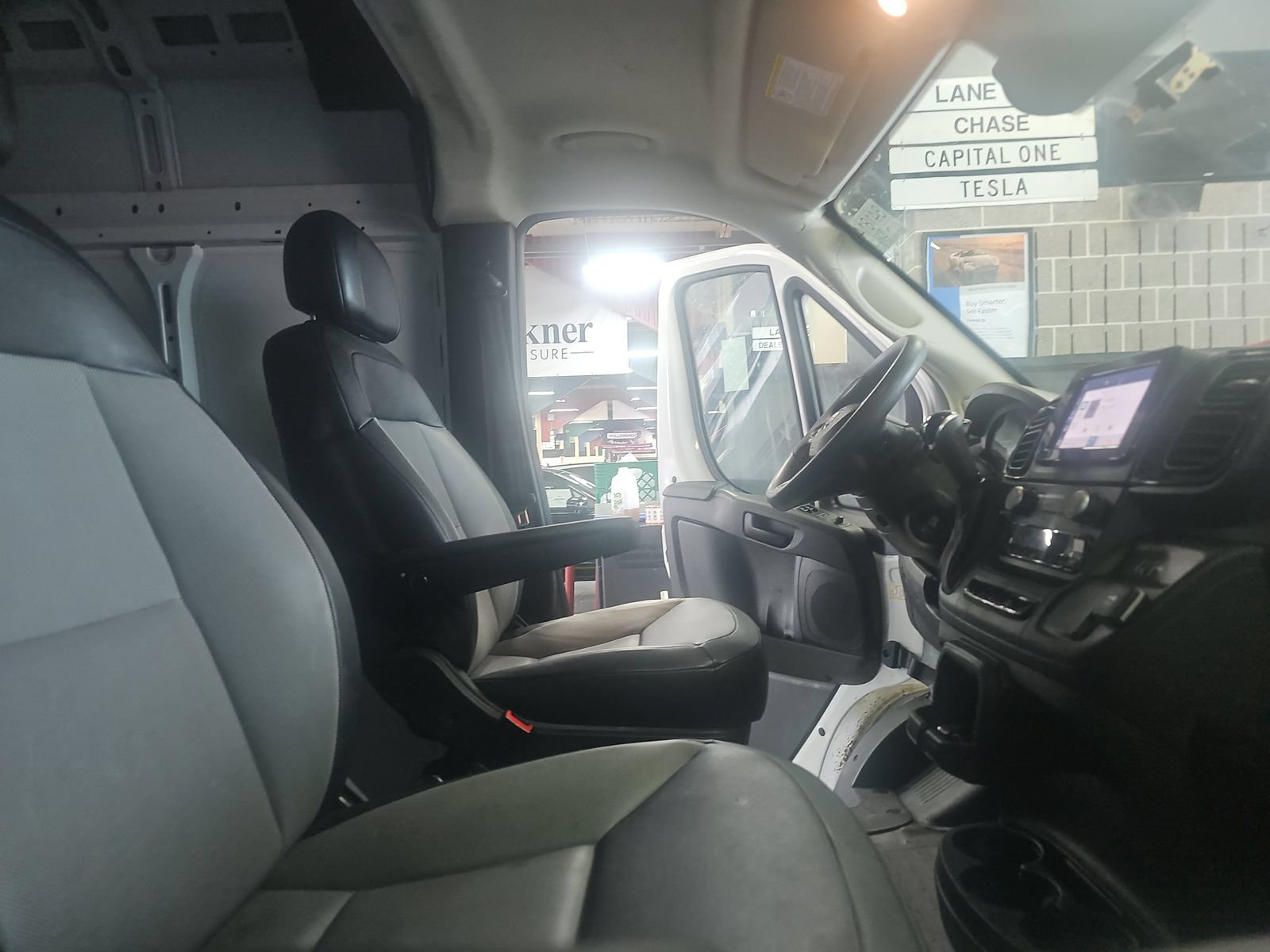 Used 2025 RAM ProMaster 2500 w/ Convenience Group FWD image 14