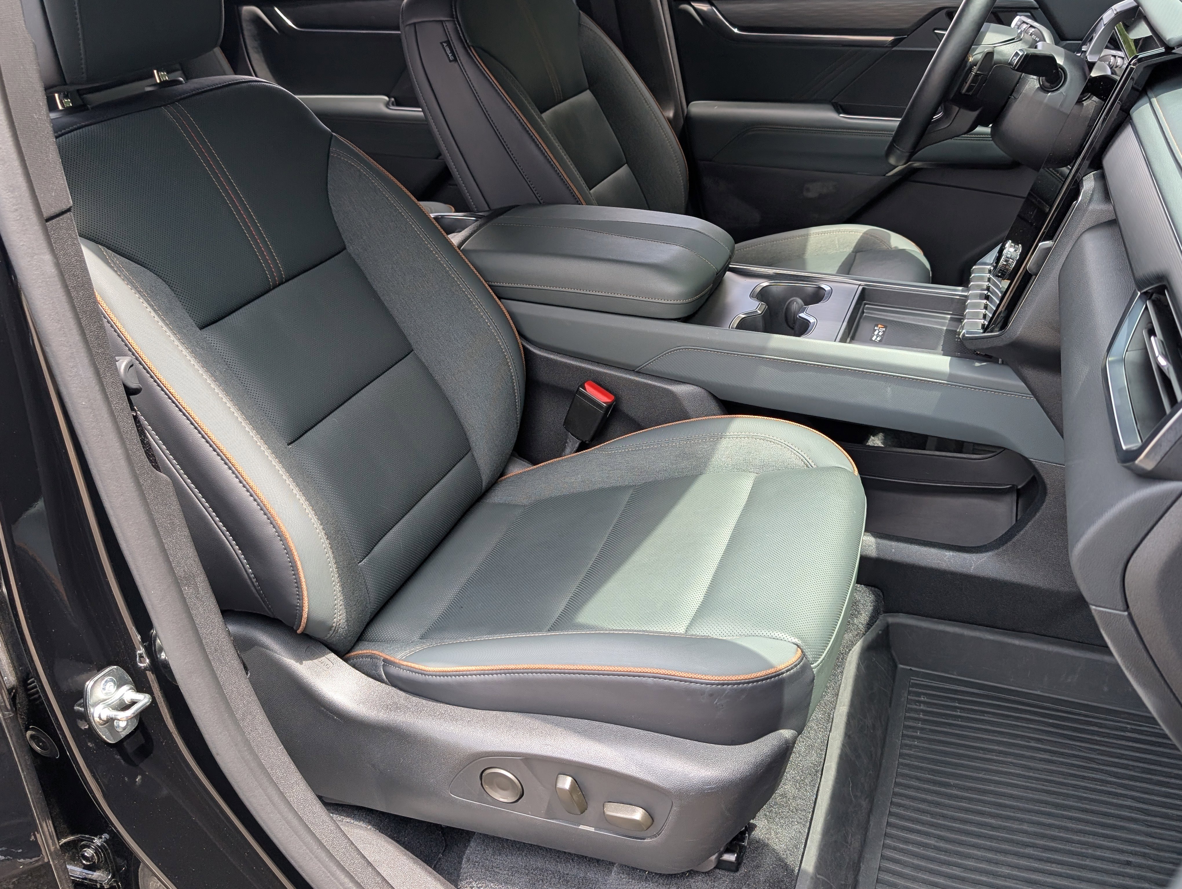 Used 2024 GMC Acadia AT4 w/ Luxury Package AWD/4WD image 23