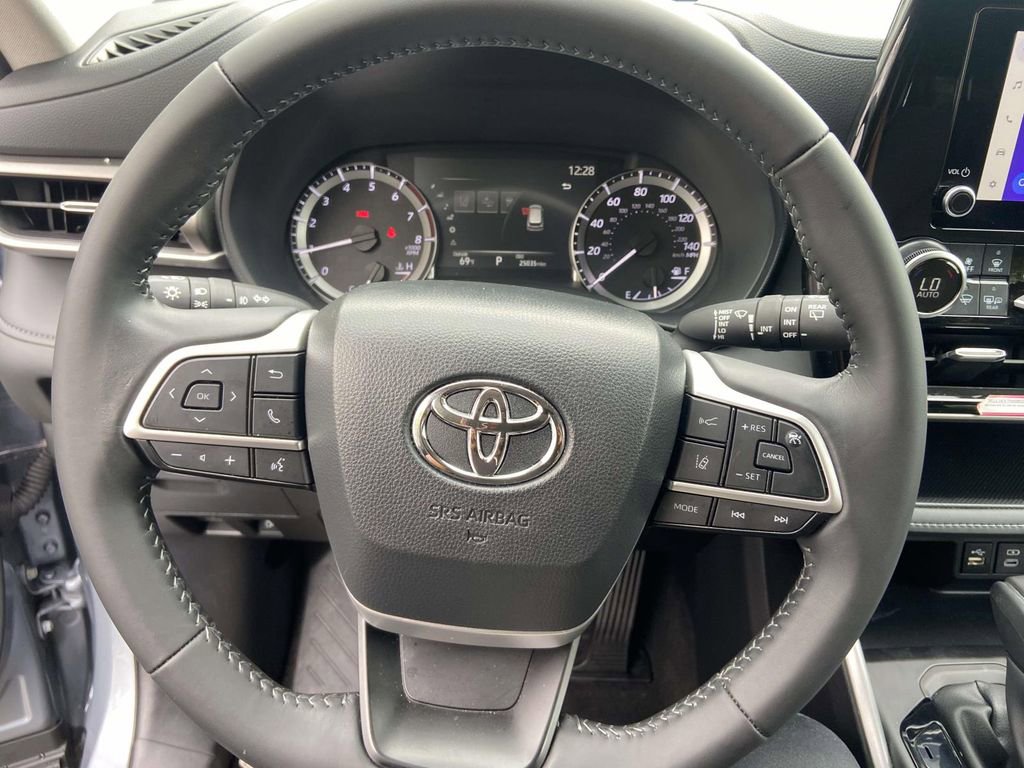 Used 2024 Toyota Highlander LE FWD image 35