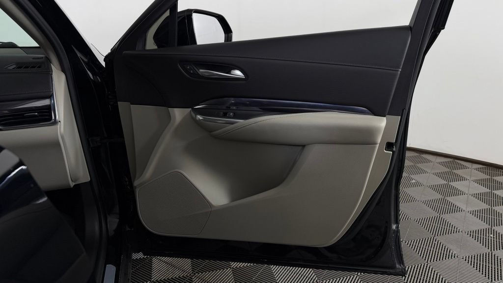 Used 2019 Cadillac XT4 Luxury w/ Cold Weather Package FWD image 29