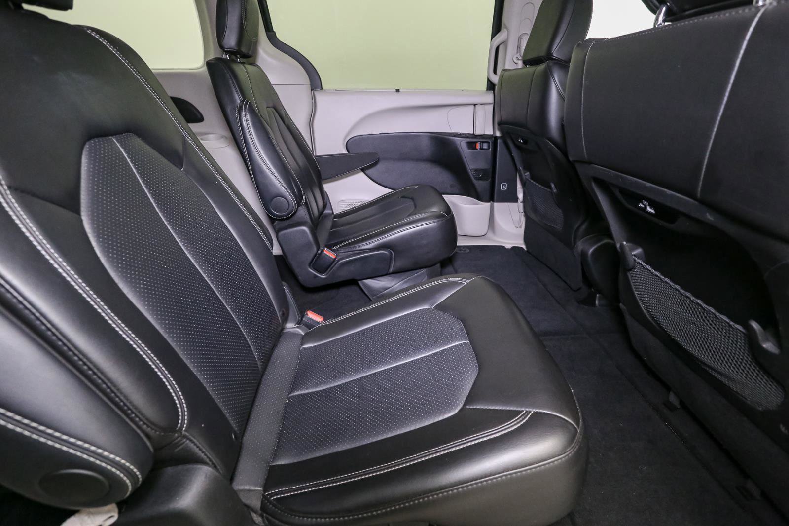 Used 2024 Chrysler Pacifica Touring-L image 19