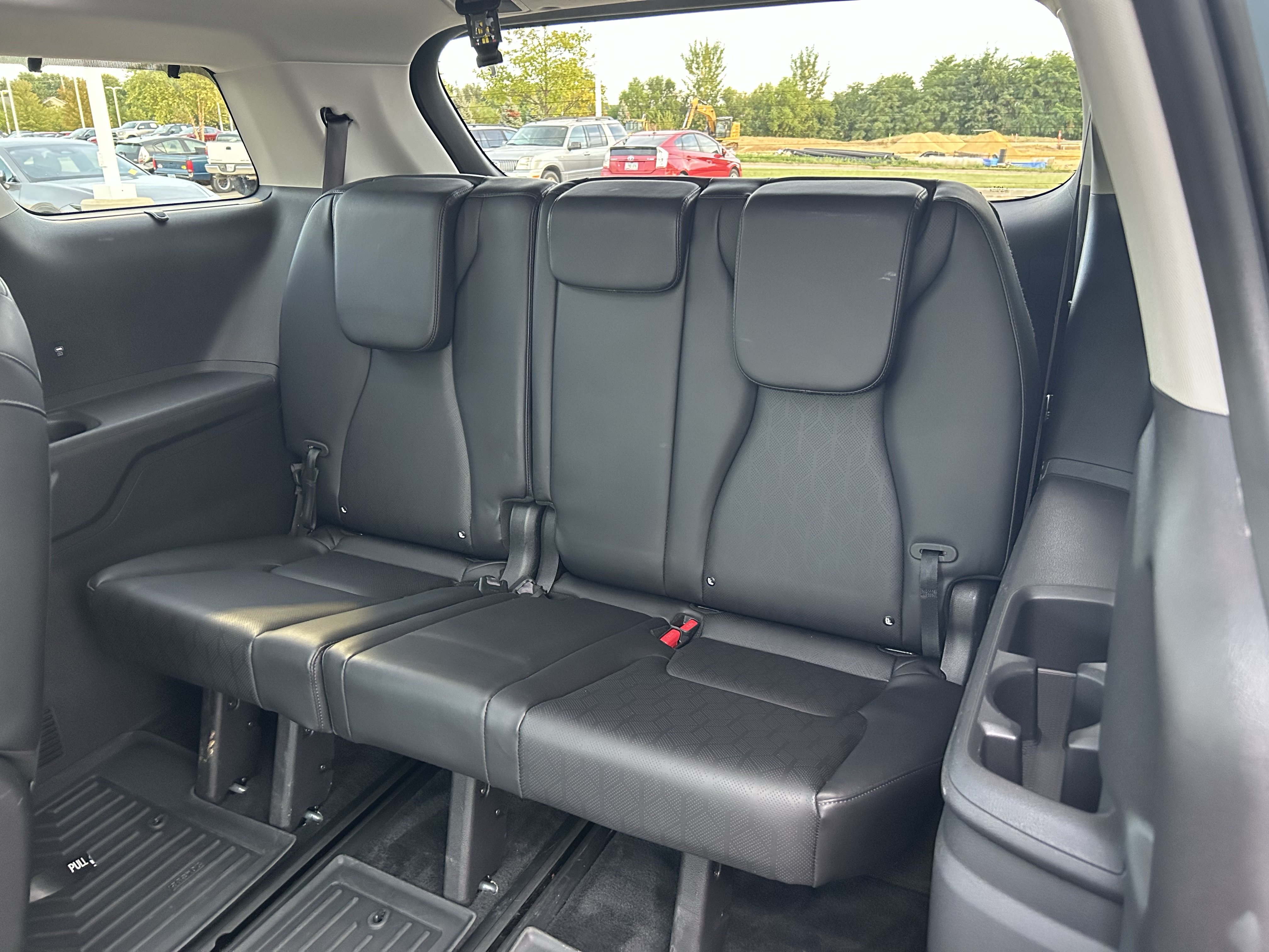 Used 2025 Kia Carnival SX w/ SX Dark Edition Package FWD image 23