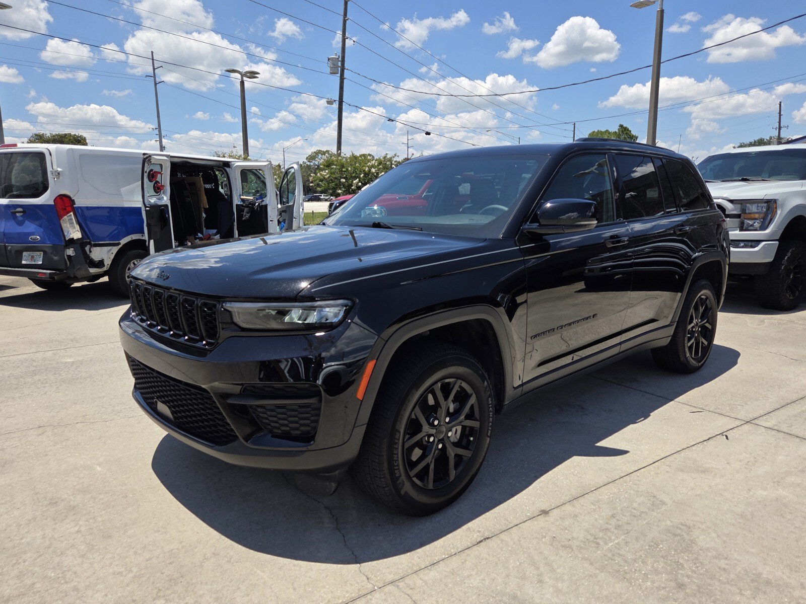 Used 2024 Jeep Grand Cherokee Altitude AWD/4WD image 3