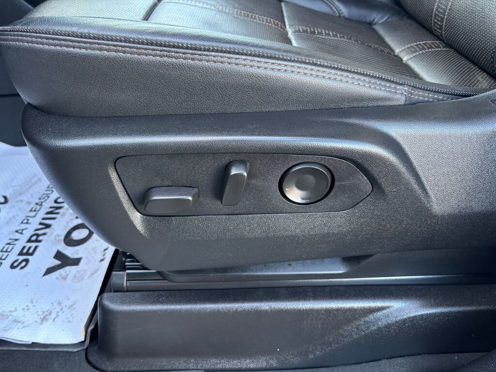 Used 2025 Chevrolet Suburban High Country image 21