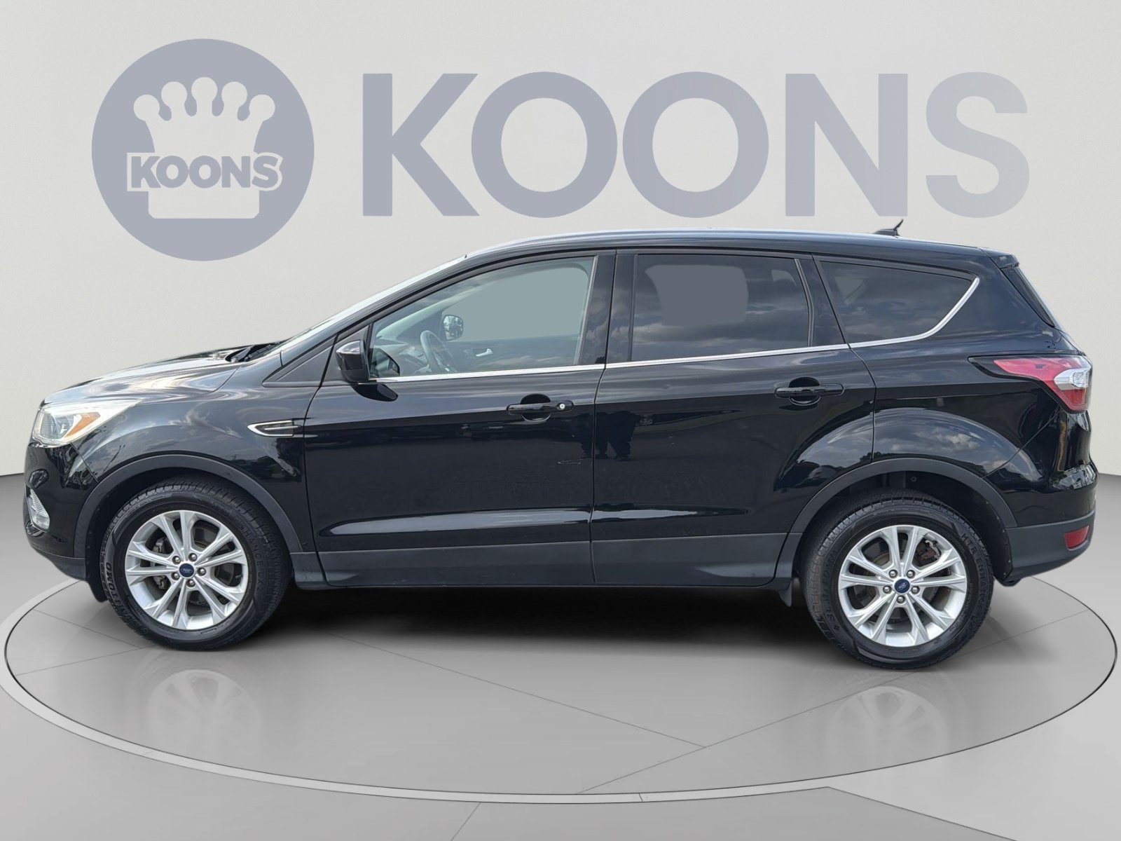 Used 2017 Ford Escape SE FWD image 2