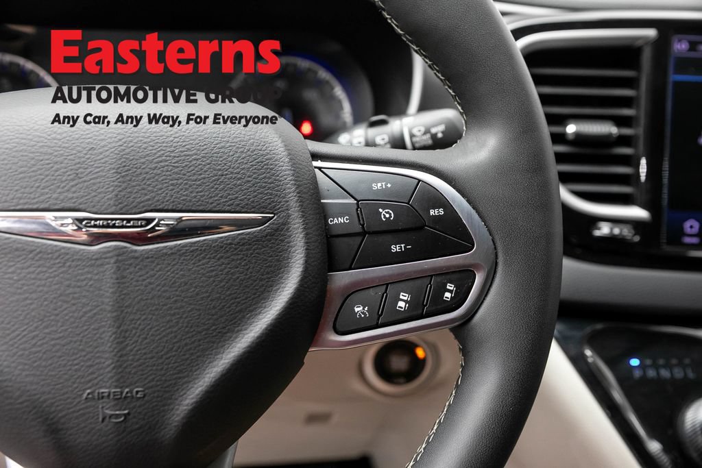 Used 2023 Chrysler Pacifica Touring-L FWD image 16