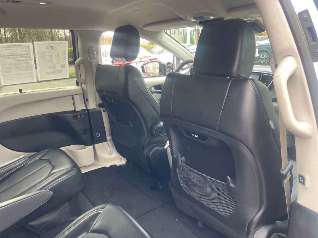 Used 2024 Chrysler Pacifica Touring-L FWD image 20