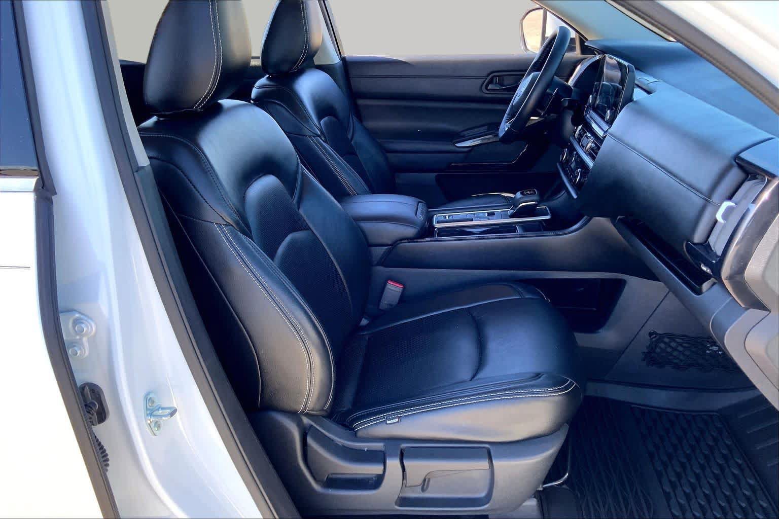 Used 2025 Nissan Pathfinder SV w/ Cargo Package FWD image 9