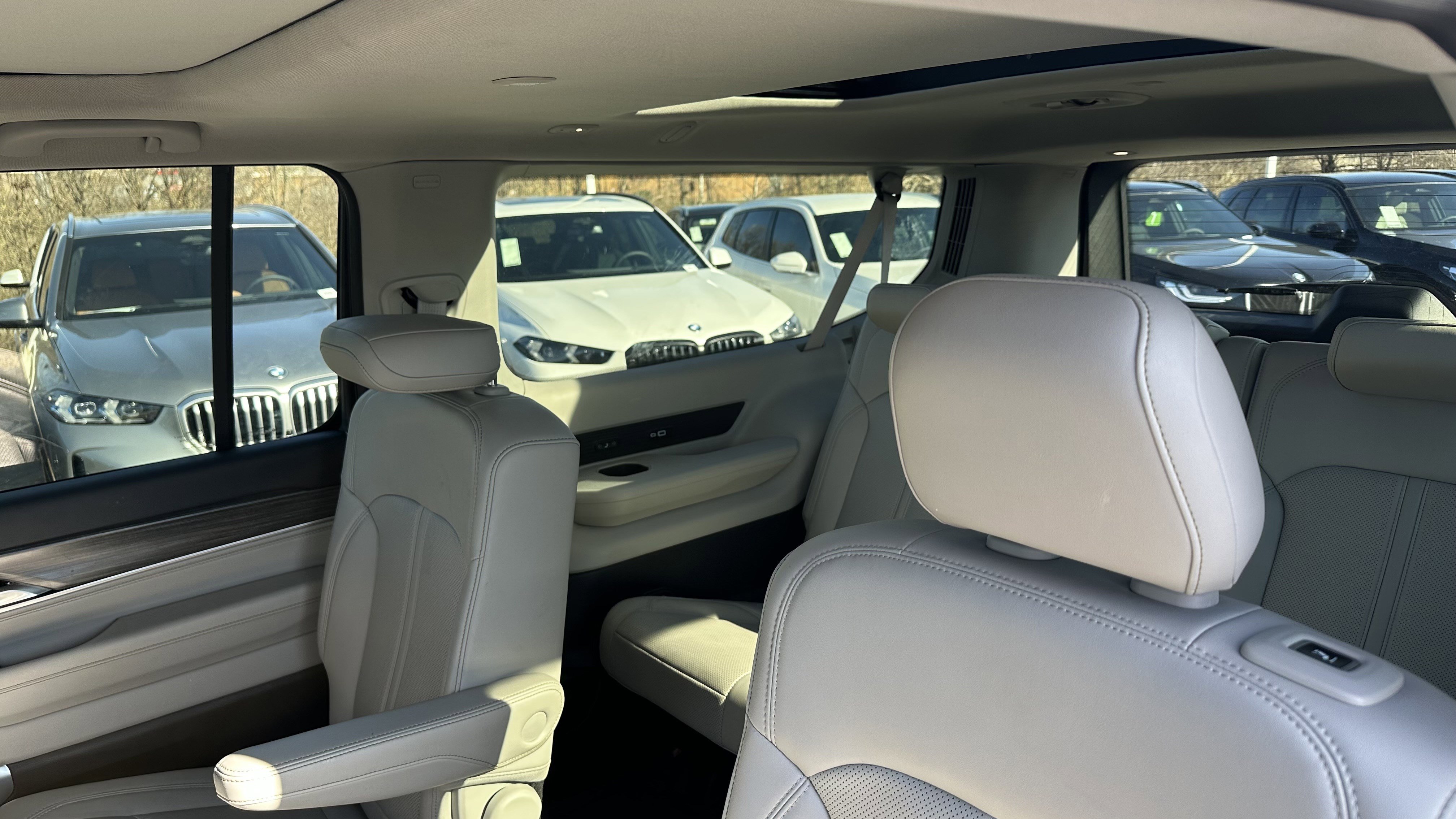 Used 2024 Jeep Wagoneer L Series III w/ Premium Group I image 32