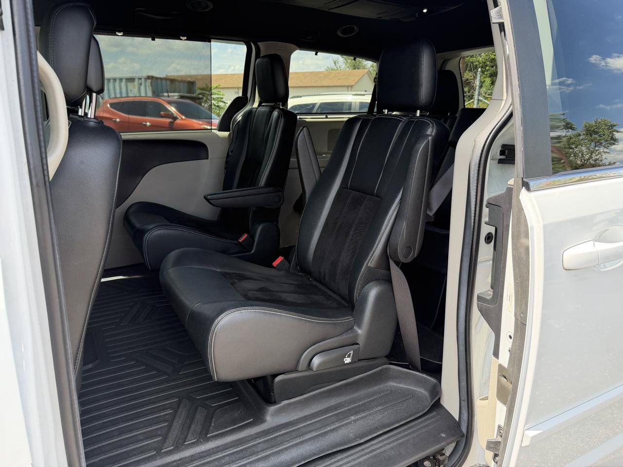 Used 2017 Dodge Grand Caravan SXT w/ Driver Convenience Group FWD image 19