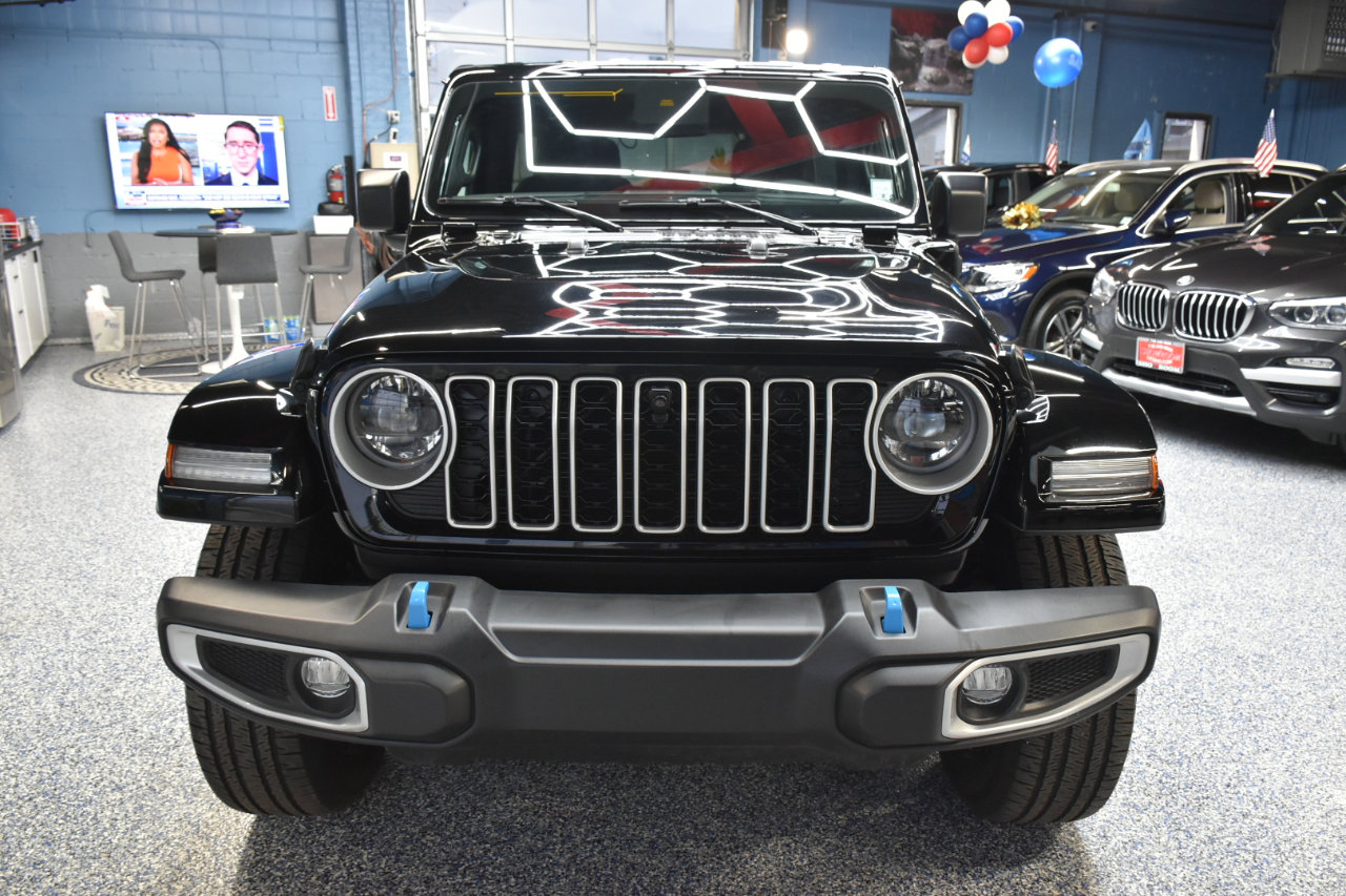 Used 2024 Jeep Wrangler Unlimited Sahara w/ Technology Group image 13