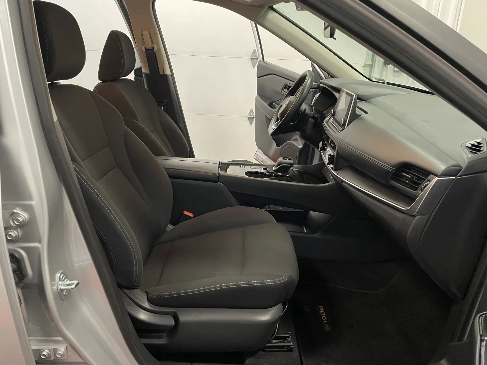 Used 2024 Nissan Rogue S FWD image 40