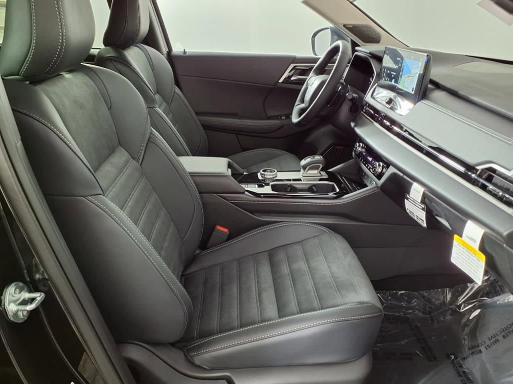 Used 2025 Mitsubishi Outlander SE image 9