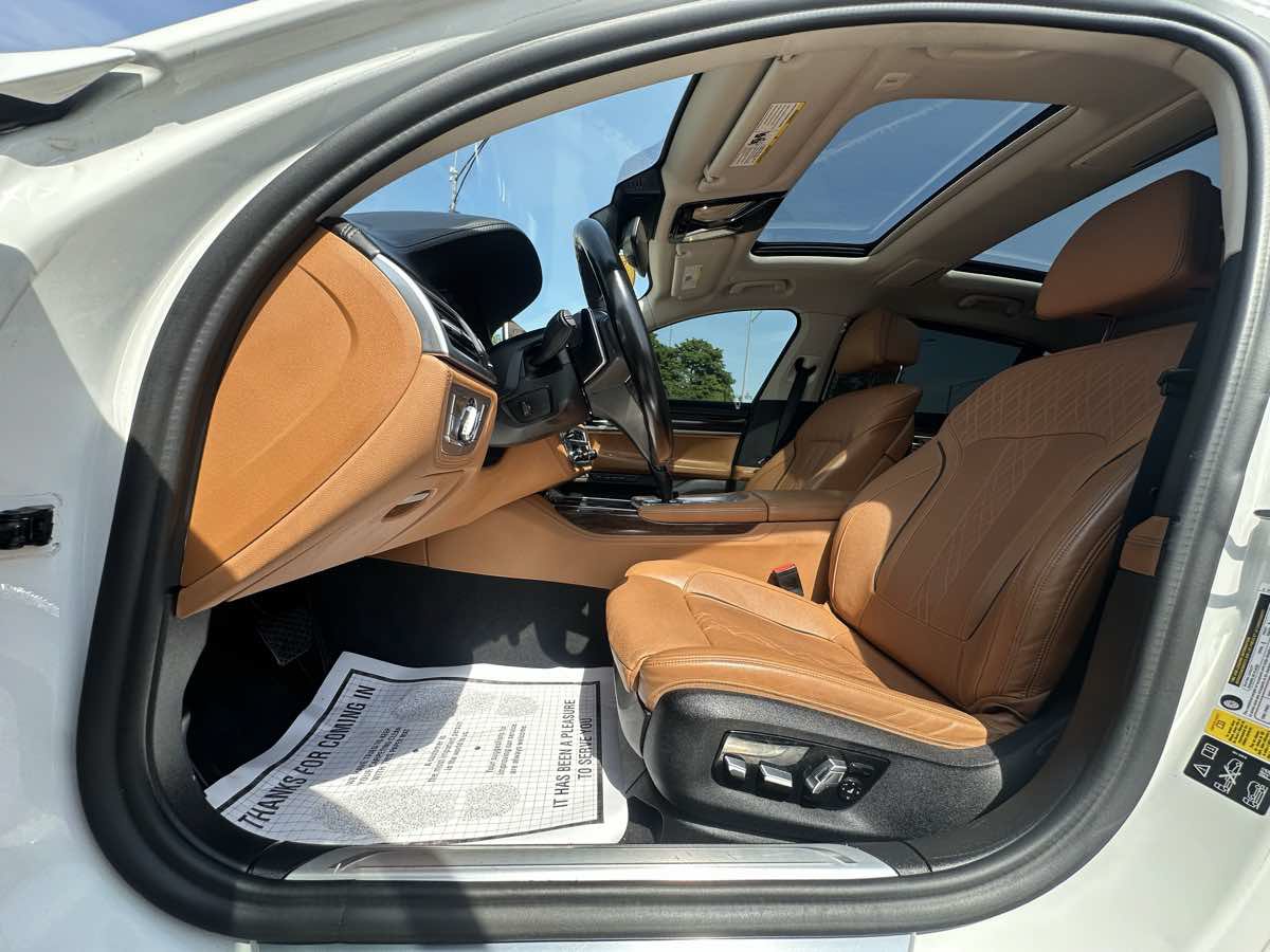 Used 2020 BMW 750i xDrive w/ Executive Package AWD/4WD image 11
