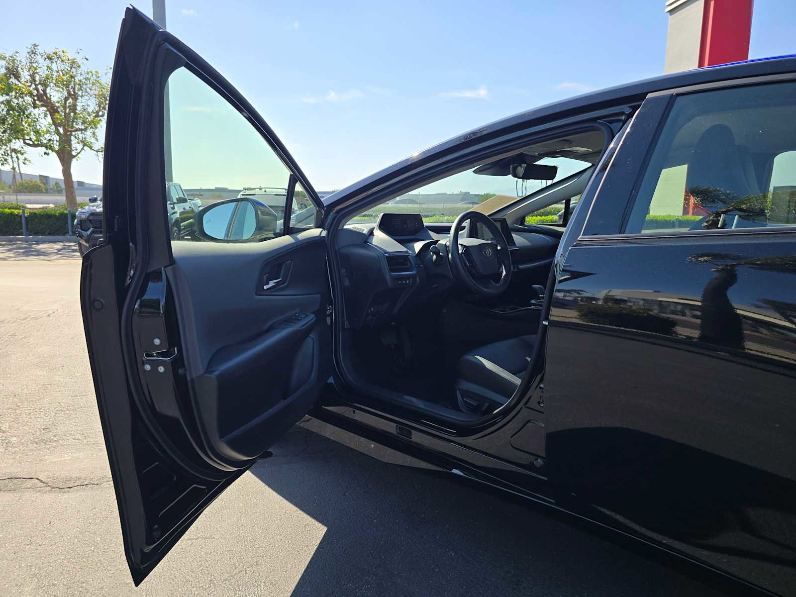Used 2025 Toyota Prius XLE FWD image 21