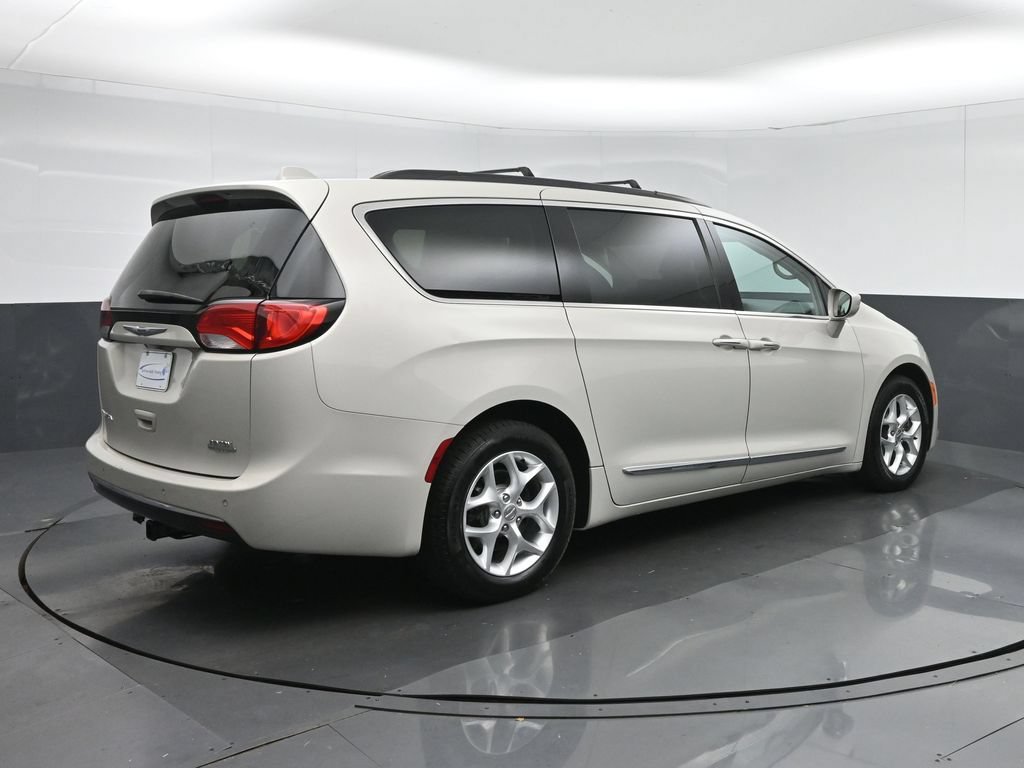 Used 2017 Chrysler Pacifica Touring-L w/ Tire & Wheel Group FWD image 7