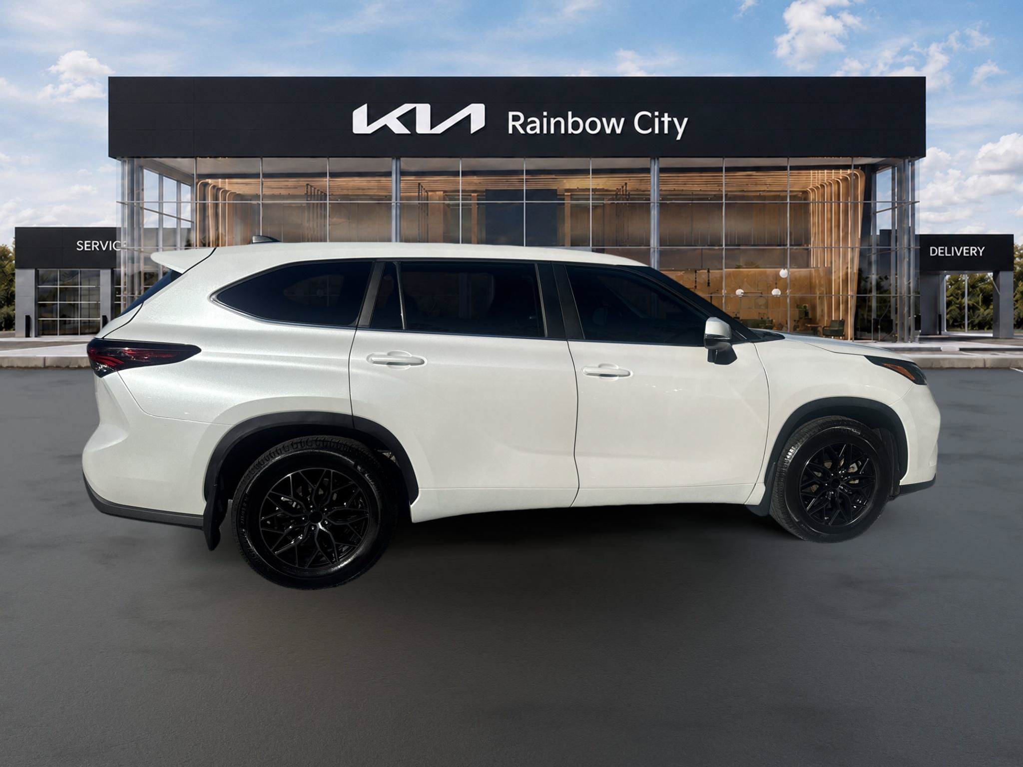 Used 2024 Toyota Highlander LE FWD image 5
