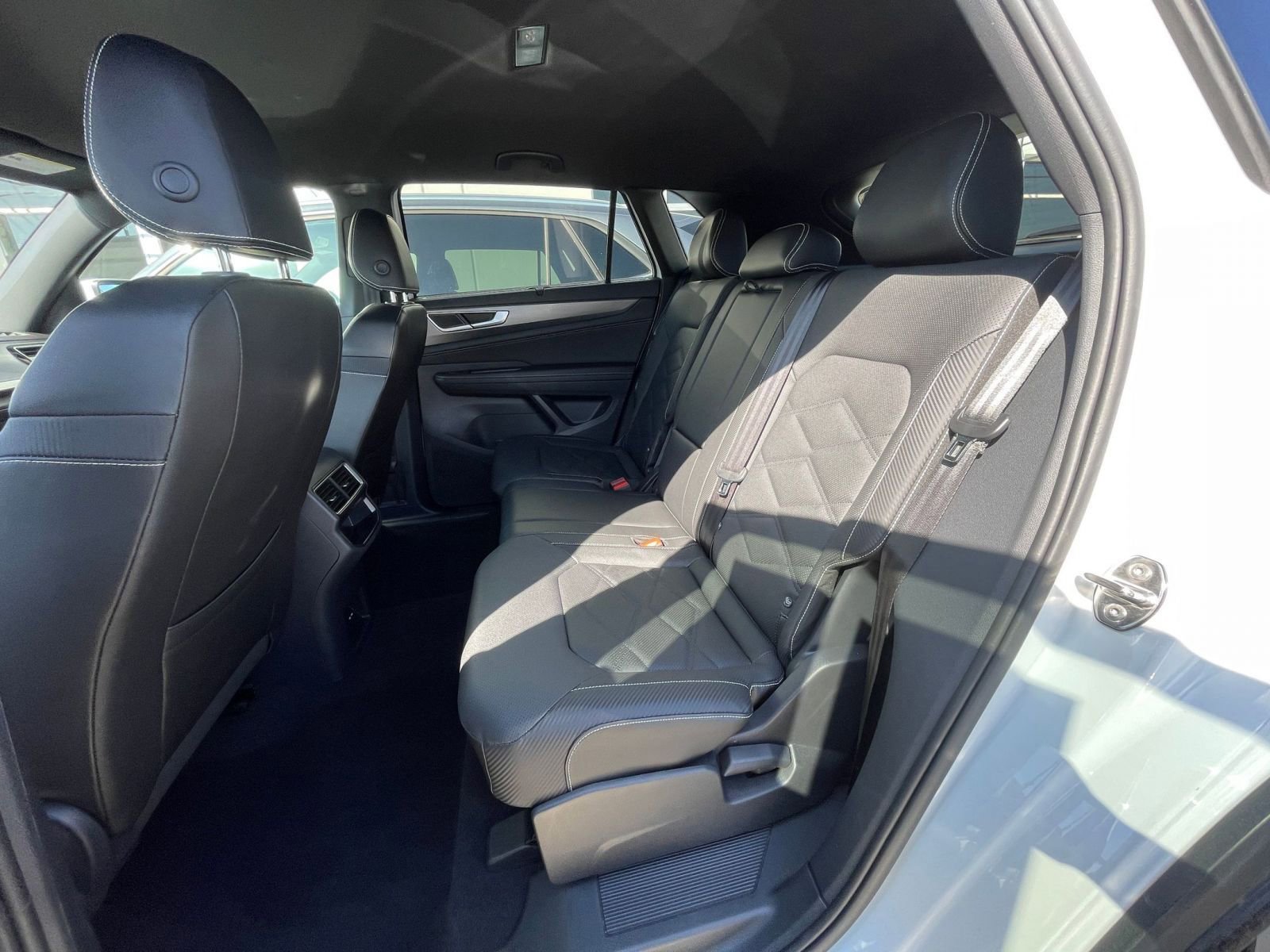 Used 2025 Volkswagen Atlas Cross Sport SE image 25