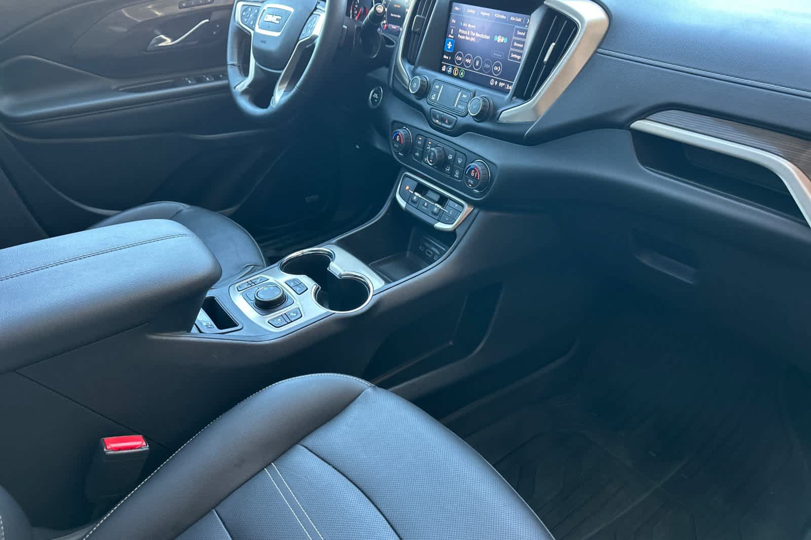Used 2024 GMC Terrain Denali w/ Denali Premium Package AWD/4WD image 15