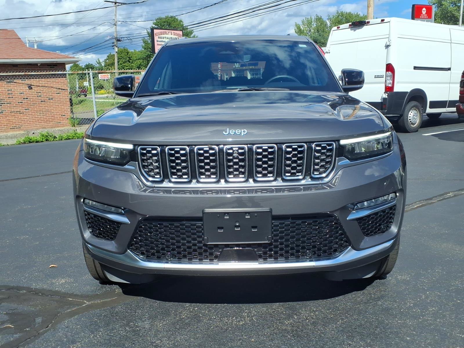 Used 2023 Jeep Grand Cherokee Summit w/ Luxury Tech Group V AWD/4WD image 2