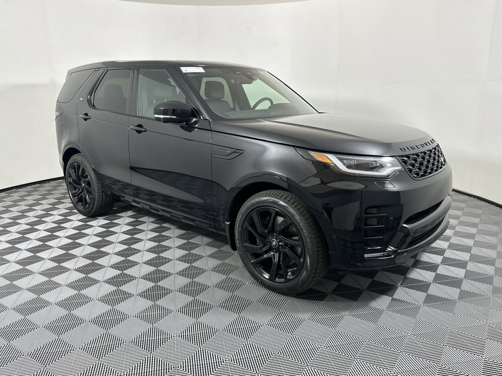 Certified 2025 Land Rover Discovery Dynamic SE AWD/4WD image 7