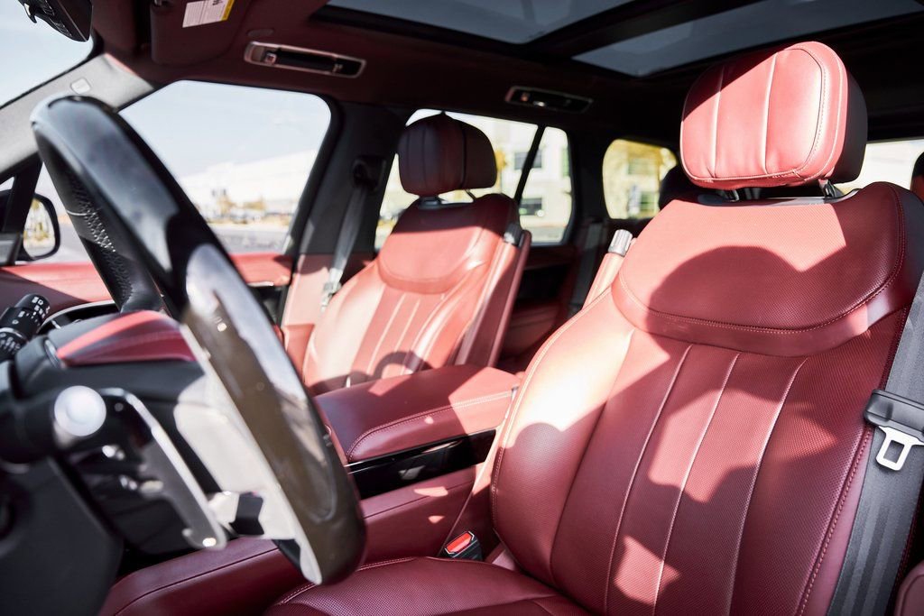 Used 2025 Land Rover Range Rover SE image 43