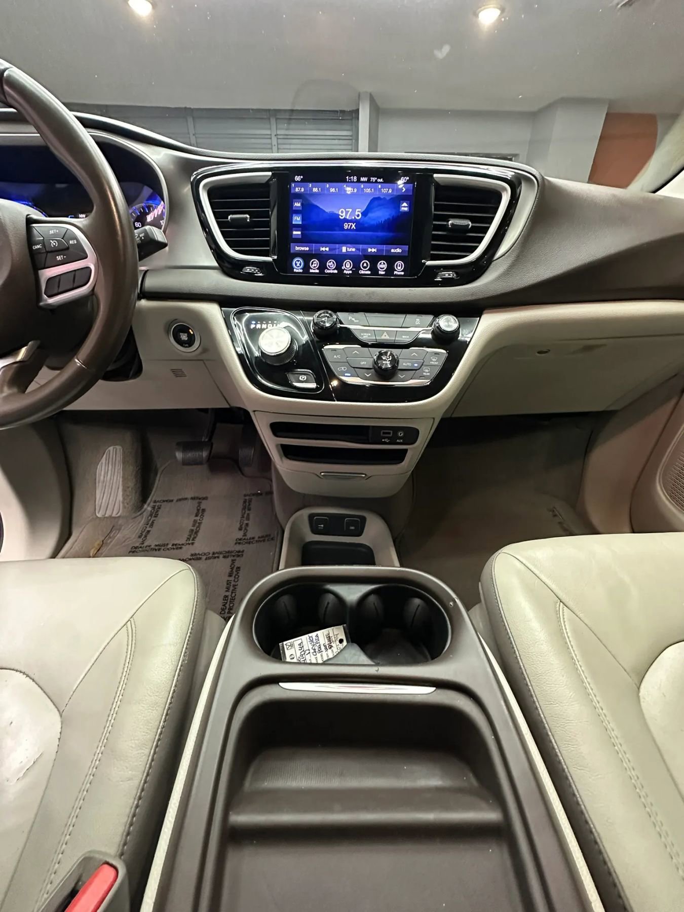 Used 2017 Chrysler Pacifica Touring-L FWD image 19