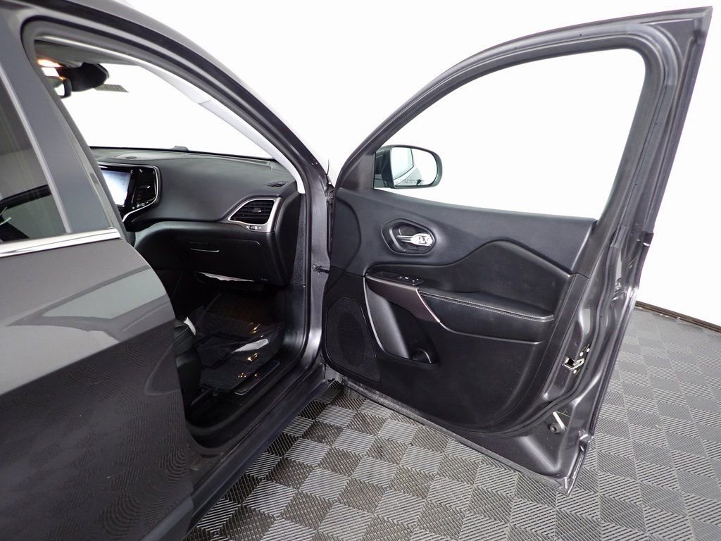 Used 2019 Jeep Cherokee Limited w/ Technology Group AWD/4WD image 38
