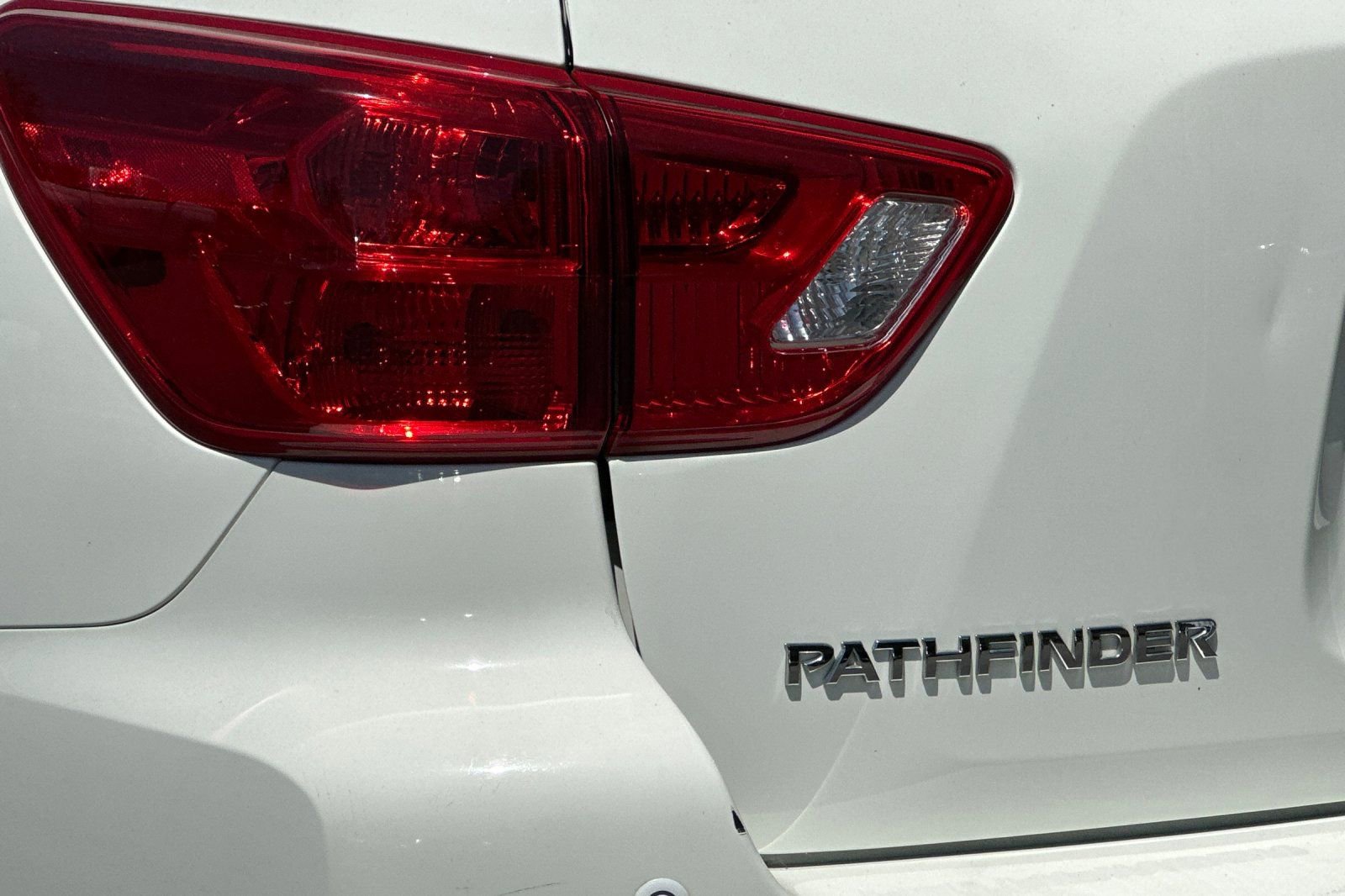 Used 2020 Nissan Pathfinder S FWD image 31
