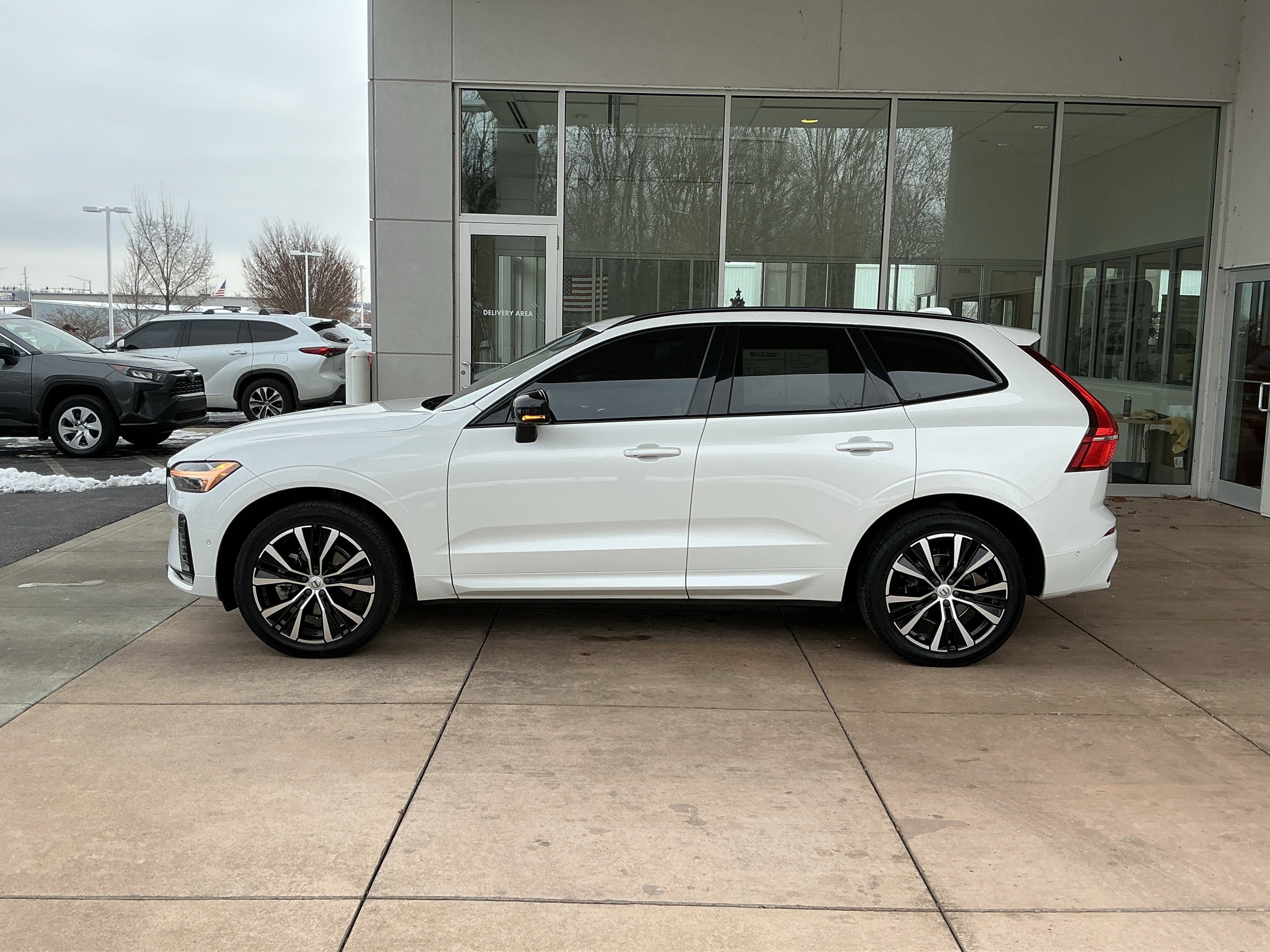 Used 2023 Volvo XC60 B5 Plus image 19