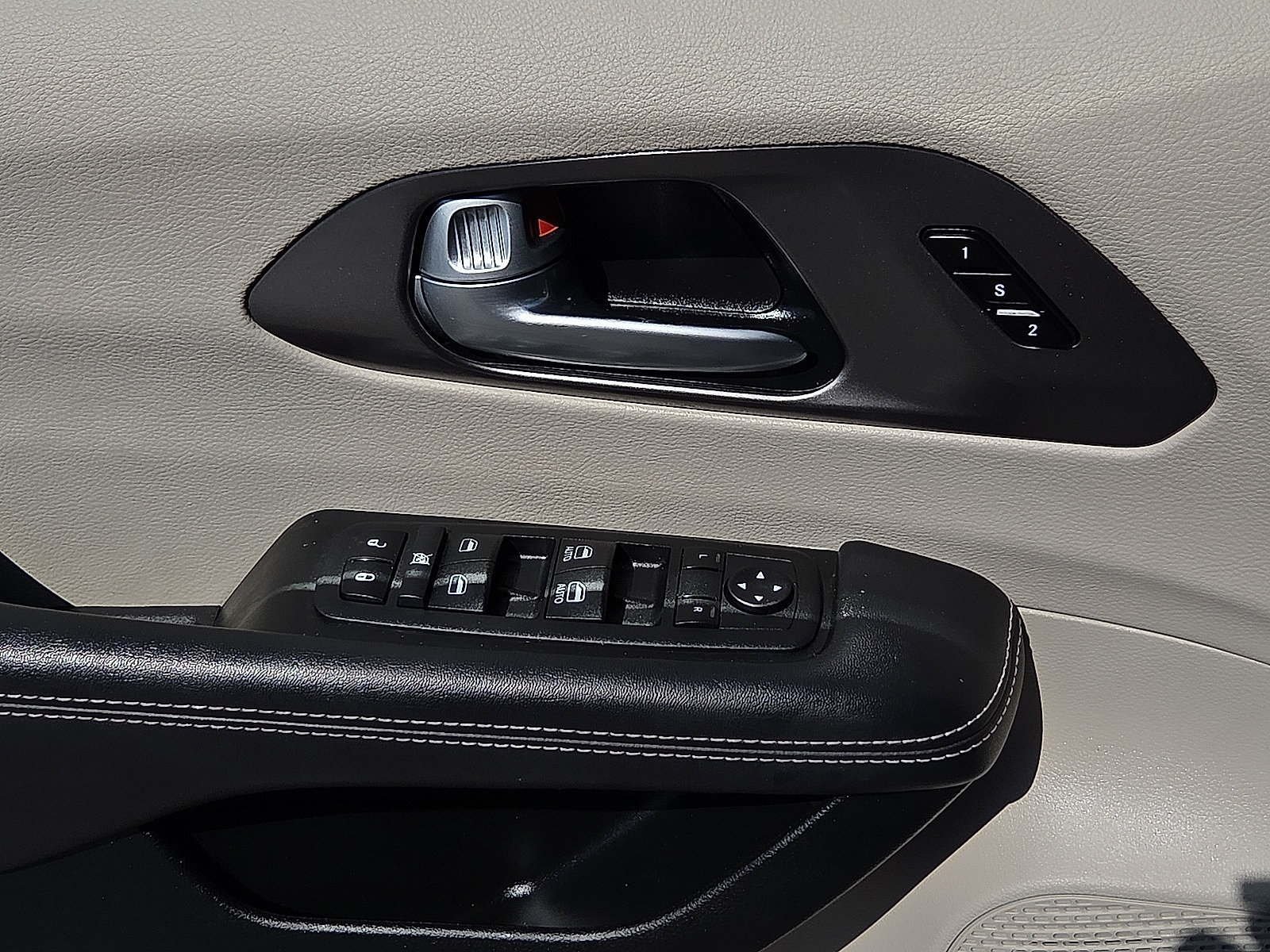 Used 2024 Chrysler Pacifica Touring-L FWD image 14