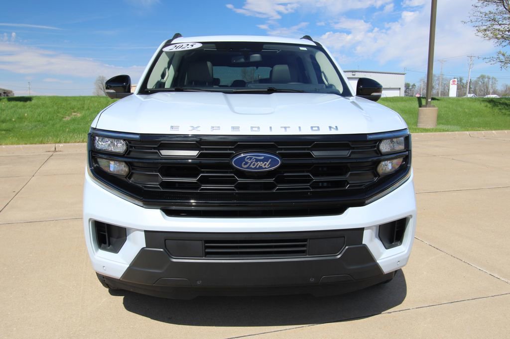 Used 2025 Ford Expedition Active AWD/4WD image 2