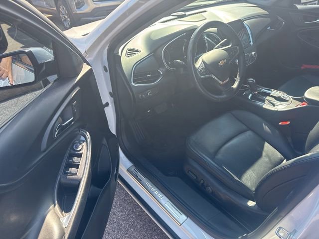 Used 2018 Chevrolet Malibu LT w/ Leather Package FWD image 6