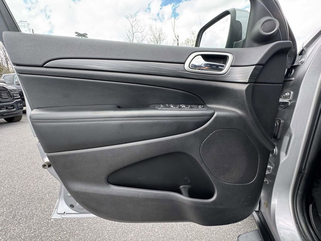 Used 2020 Jeep Grand Cherokee Laredo AWD/4WD image 27