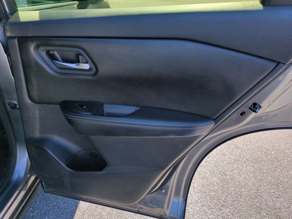 Used 2024 Nissan Rogue SV image 31