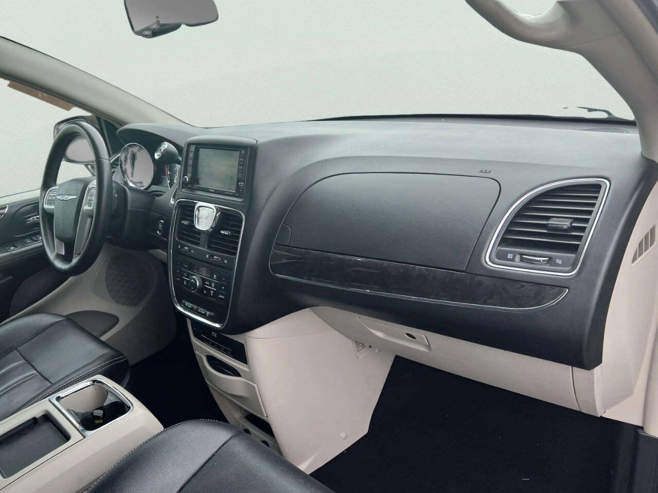 Used 2016 Chrysler Town & Country Touring-L FWD image 6