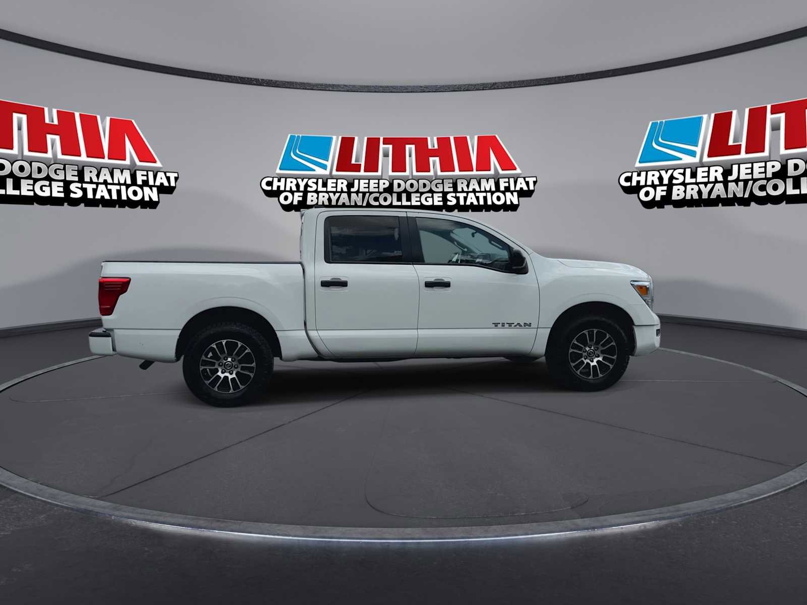 Used 2022 Nissan Titan SV image 9