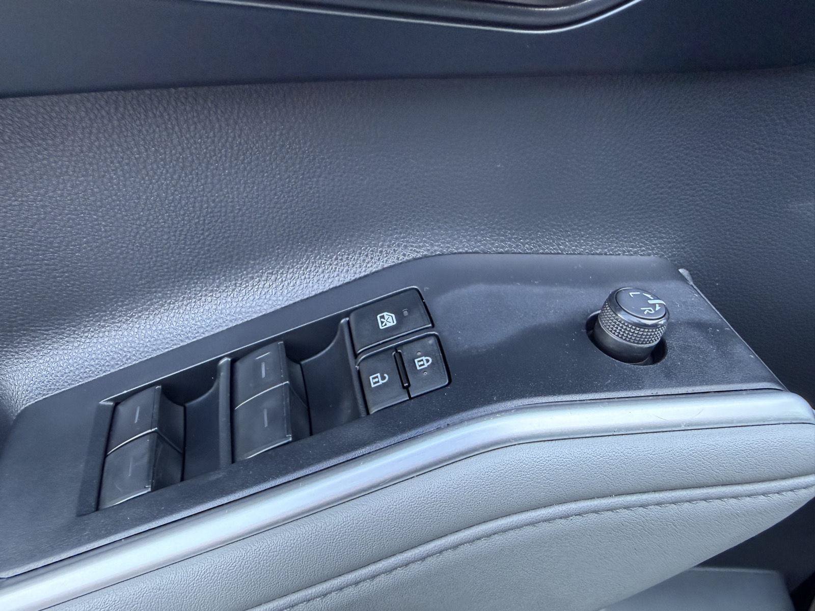 Used 2023 Toyota Highlander XLE AWD/4WD image 23