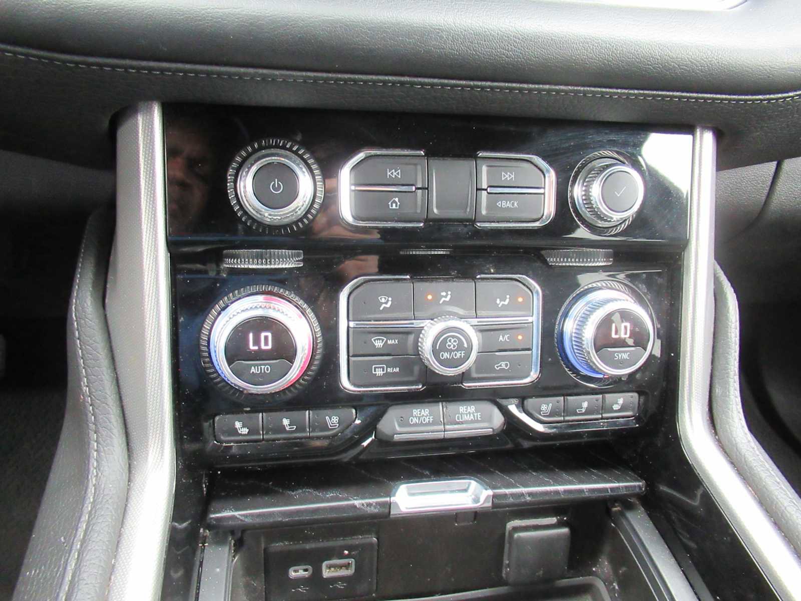Used 2021 GMC Yukon Denali w/ Denali Premium Package AWD/4WD image 37