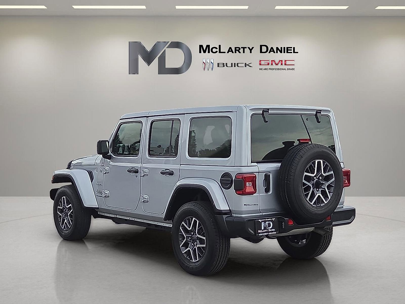 Used 2024 Jeep Wrangler Unlimited Sahara w/ Technology Group AWD/4WD image 4