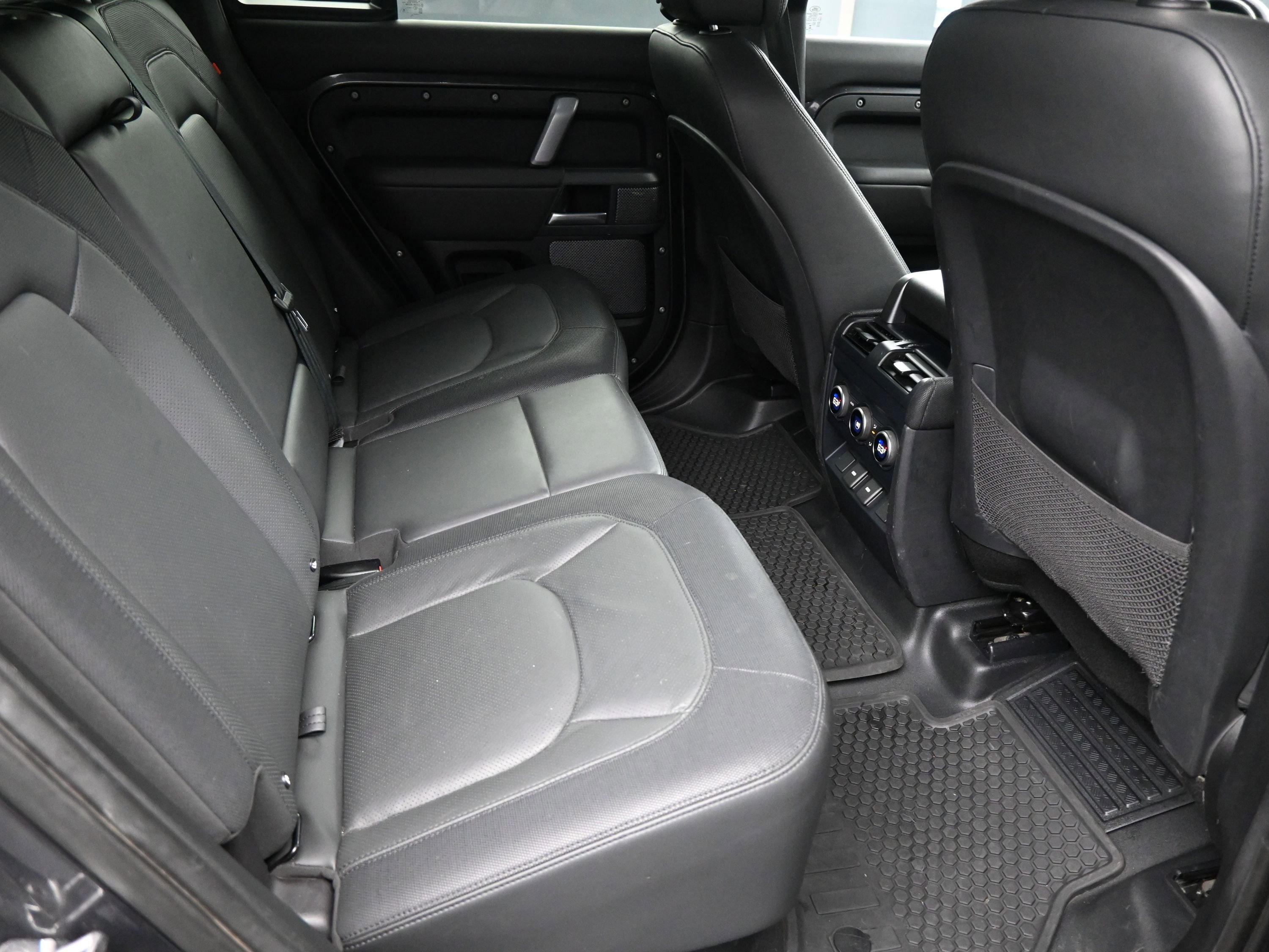 Used 2023 Land Rover Defender 110 X-Dynamic SE image 10