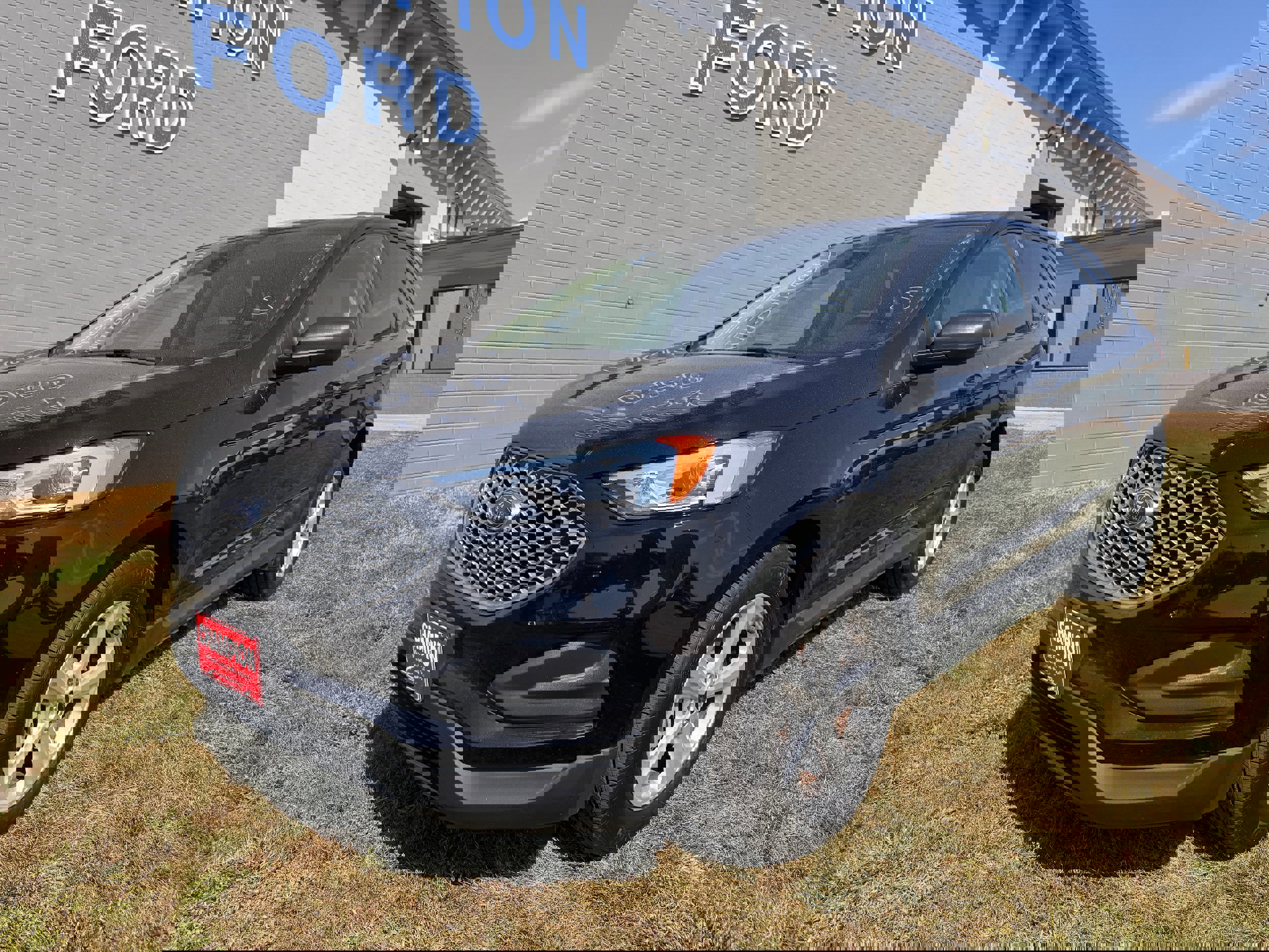 Used 2024 Ford Edge SE image 2
