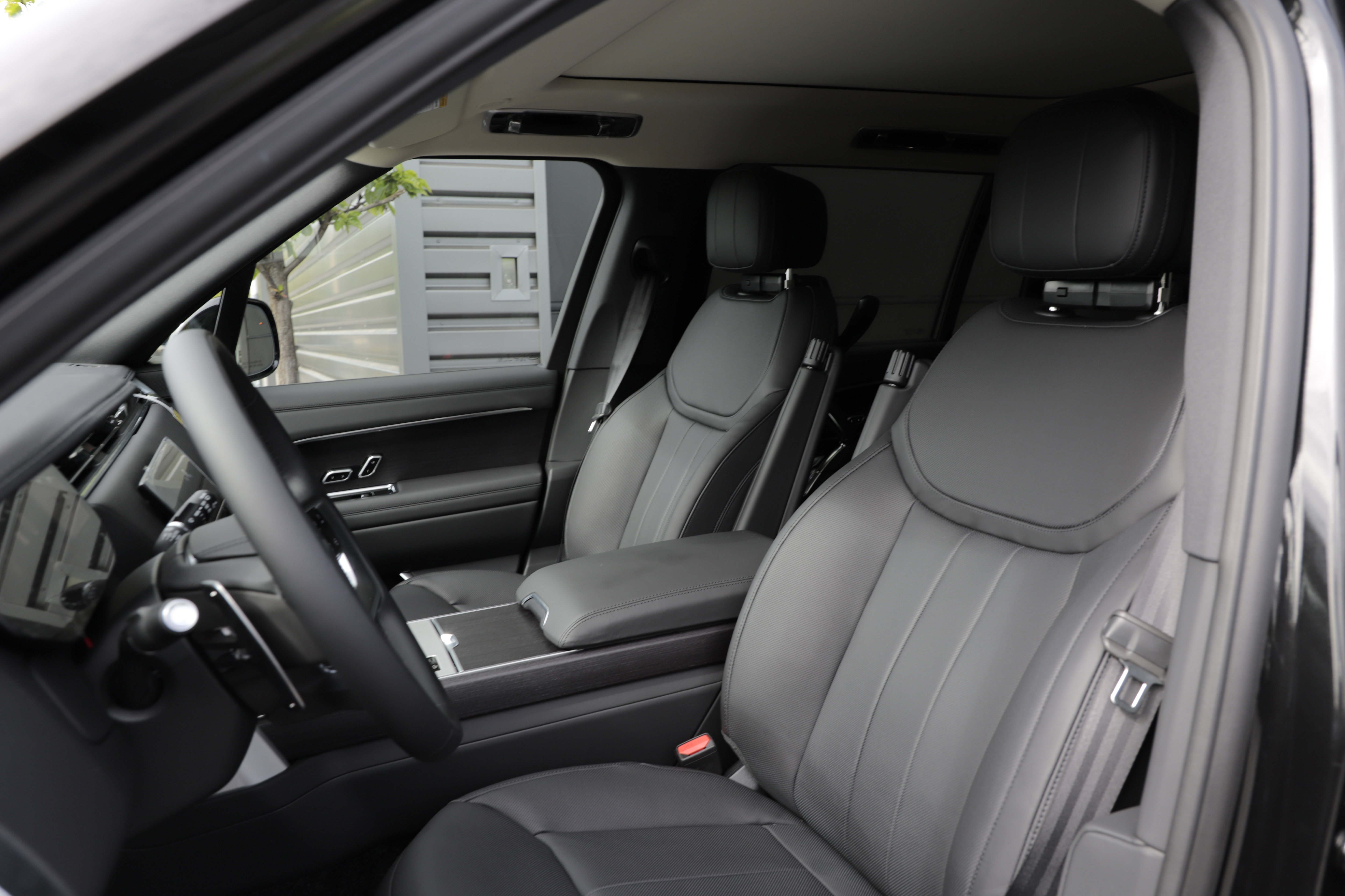 New 2026 Land Rover Range Rover Long Wheelbase SE AWD/4WD image 17