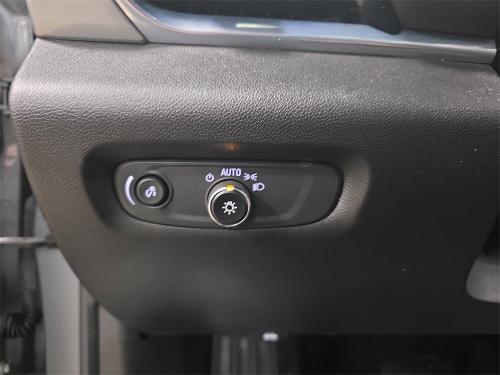 Used 2023 Chevrolet Traverse LT w/ Rear Camera Mirror Package image 26