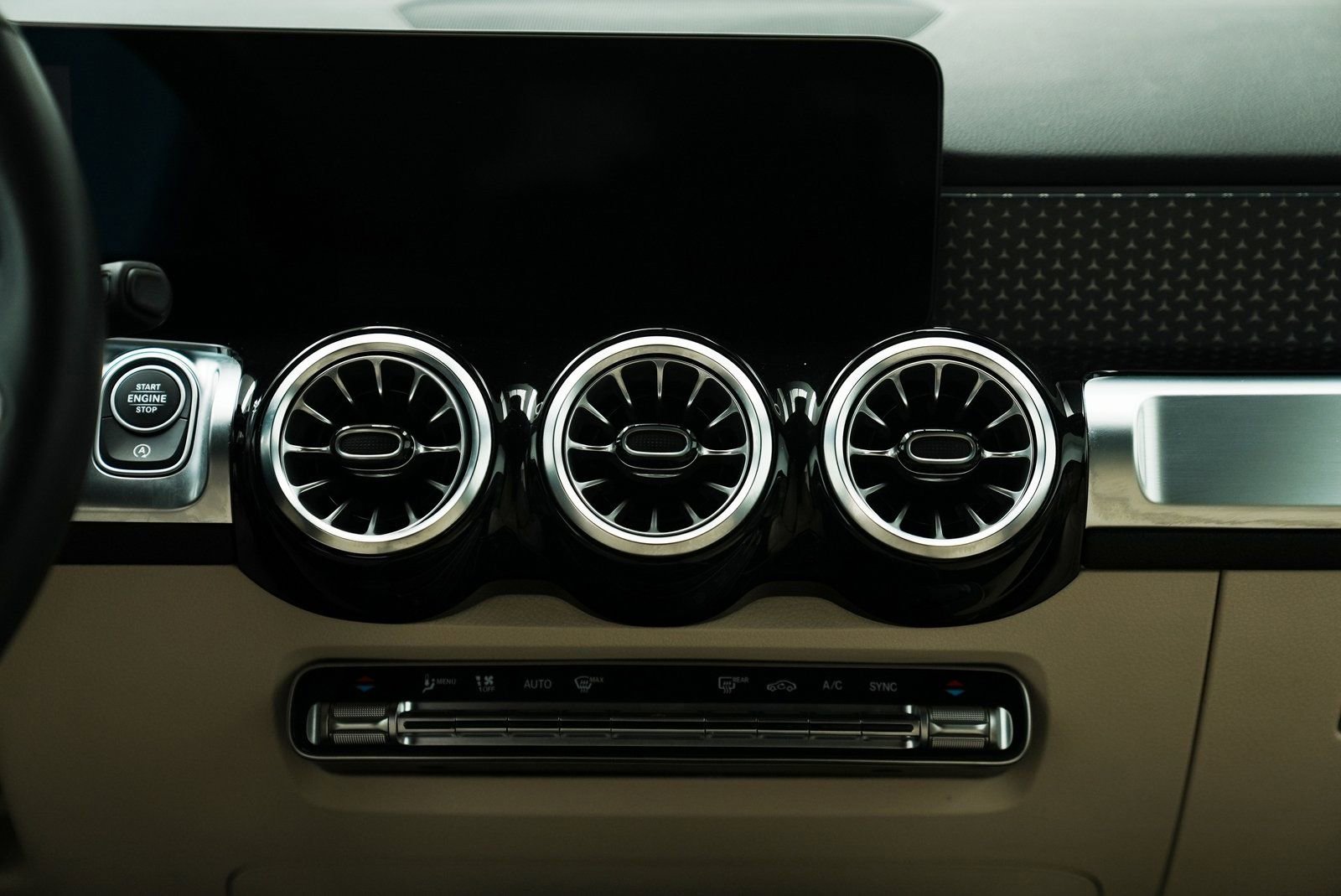 Used 2025 Mercedes-Benz GLB 250 4MATIC image 34